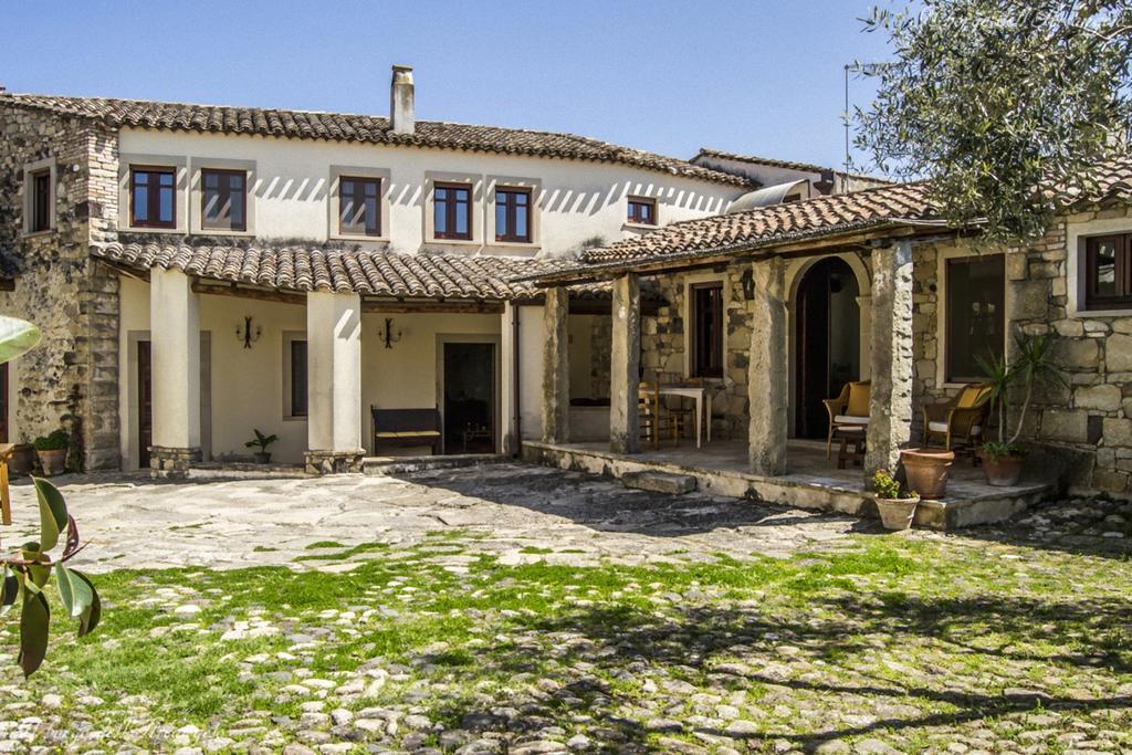 Il Borgo Dell'Arcangelo Tuili エクステリア 写真